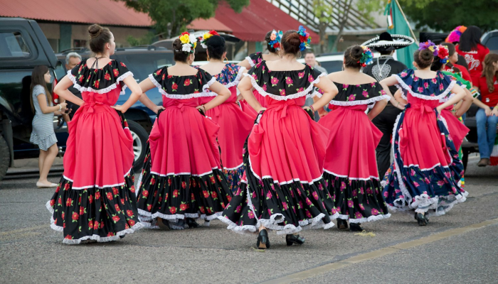 服装设计三跨：打破边界，重塑时尚未来